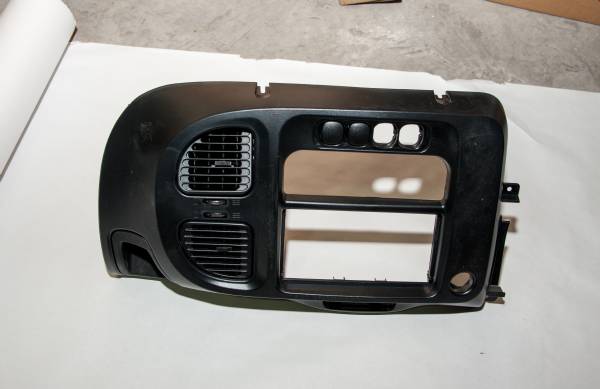 FORD TRANSİT 100 L-S-V ÇIKMA PARÇA  V184 TEYP ÇERÇEVESİ KOMPLE